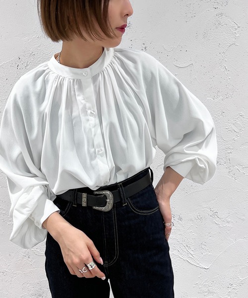 apres jour mignon（アプレジュールミニョン）の「ギャザーバンドカラーシャツ【ZOZOTOWN限定アイテム】（シャツ/ブラウス・レディース・オフホワイト/ブルー系その他/ブラック・X-LARGE/フリー）」の2枚目の写真