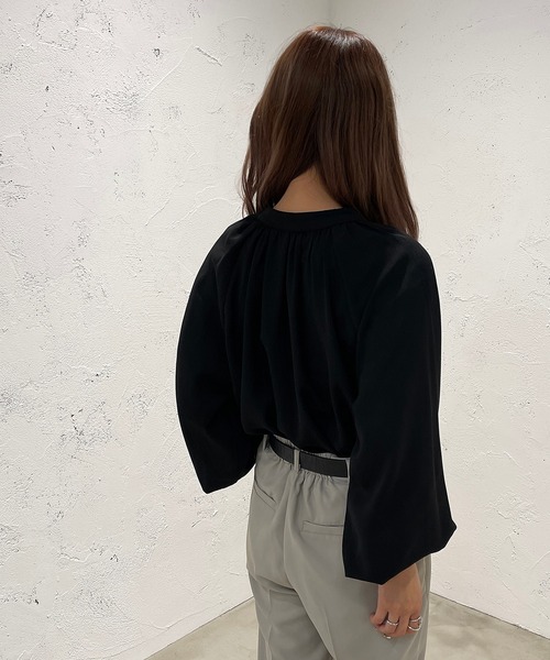 apres jour mignon（アプレジュールミニョン）の「ギャザーバンドカラーシャツ【ZOZOTOWN限定アイテム】（シャツ/ブラウス・レディース・オフホワイト/ブルー系その他/ブラック・X-LARGE/フリー）」の13枚目の写真