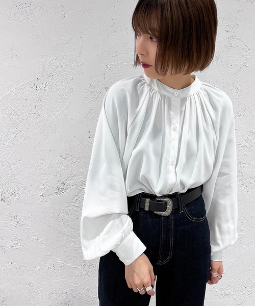 apres jour mignon（アプレジュールミニョン）の「ギャザーバンドカラーシャツ【ZOZOTOWN限定アイテム】（シャツ/ブラウス・レディース・オフホワイト/ブルー系その他/ブラック・X-LARGE/フリー）」の4枚目の写真