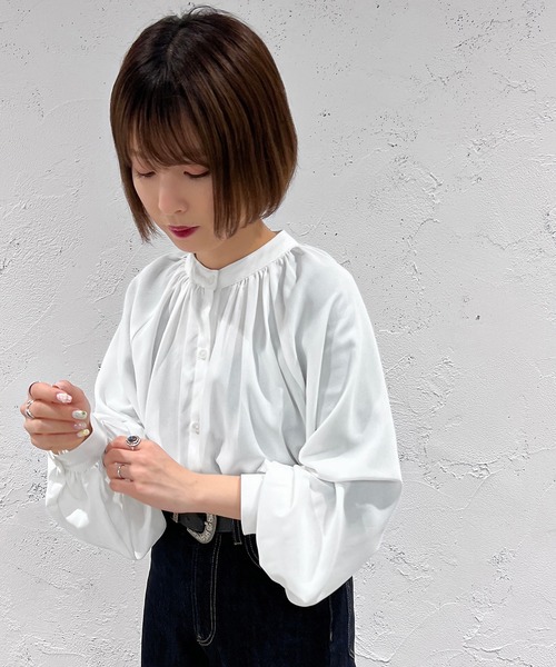 apres jour mignon（アプレジュールミニョン）の「ギャザーバンドカラーシャツ【ZOZOTOWN限定アイテム】（シャツ/ブラウス・レディース・オフホワイト/ブルー系その他/ブラック・X-LARGE/フリー）」の5枚目の写真