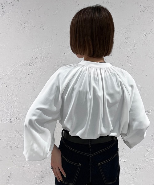 apres jour mignon（アプレジュールミニョン）の「ギャザーバンドカラーシャツ【ZOZOTOWN限定アイテム】（シャツ/ブラウス・レディース・オフホワイト/ブルー系その他/ブラック・X-LARGE/フリー）」の6枚目の写真