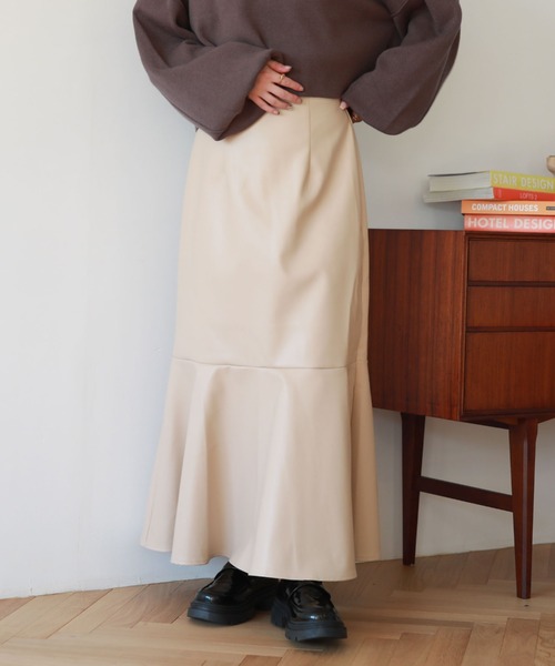 archives(アルシーヴ)の「フェイクレザーマーメイドスカート(スカート・レディース・ブラック/ベージュ/ブラウン・MEDIUM)」の15枚目の写真