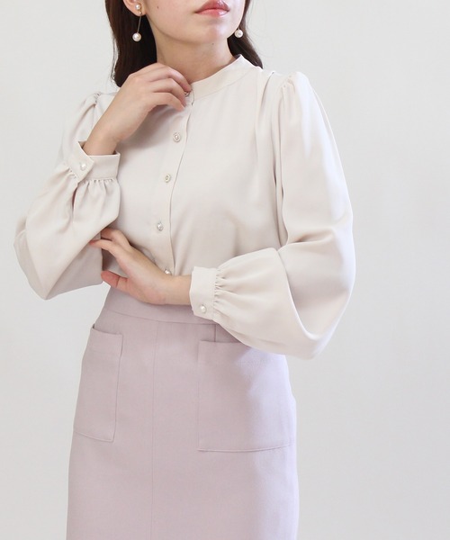 TRUDEA（トルディア）の「マルチボタン使いブラウス（シャツ/ブラウス・レディース・ピンクベージュ/ベージュ/ブラウン/ホワイト/ラベンダー・MEDIUM/SMALL/LARGE）」の2枚目の写真