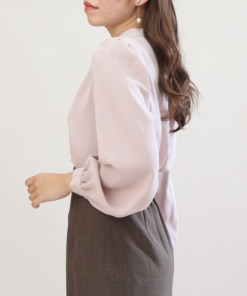 TRUDEA（トルディア）の「マルチボタン使いブラウス（シャツ/ブラウス・レディース・ピンクベージュ/ベージュ/ブラウン/ホワイト/ラベンダー・MEDIUM/SMALL/LARGE）」の13枚目の写真