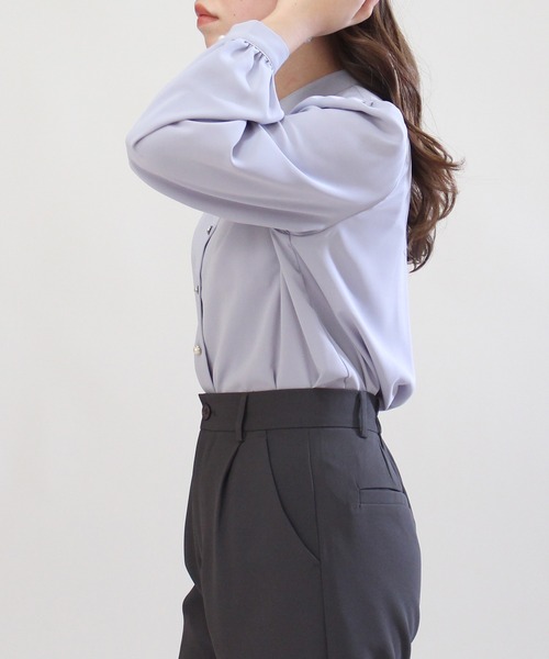 TRUDEA（トルディア）の「マルチボタン使いブラウス（シャツ/ブラウス・レディース・ピンクベージュ/ベージュ/ブラウン/ホワイト/ラベンダー・MEDIUM/SMALL/LARGE）」の19枚目の写真