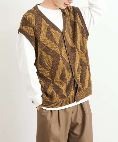 a.v.v(アーヴェヴェ)の「ジャカードニットカーディガンベスト(ベスト・メンズ・ブラウン/ブラック・46/48/50)」の1枚目の写真