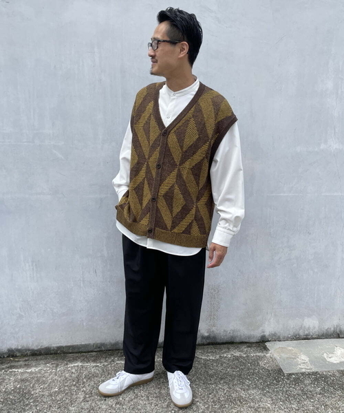 a.v.v(アーヴェヴェ)の「ジャカードニットカーディガンベスト(ベスト・メンズ・ブラウン/ブラック・46/48/50)」の11枚目の写真
