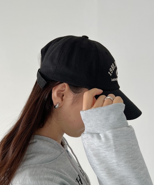 CLEA(クレア)の「全5色/カレッジアーチロゴ刺繍カラーキャップ(キャップ・レディース・ブラック/ネイビー/ベージュ/ホワイト/グリーン・FREE)」の12枚目の写真