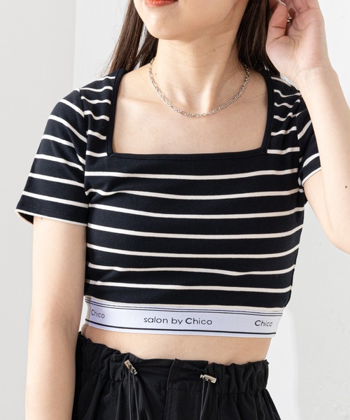 ホワイト　ブラック　ちび半袖　　カットソー Chico（チコ）の「【2023SS】裾ロゴスクエアチビT（Tシャツ