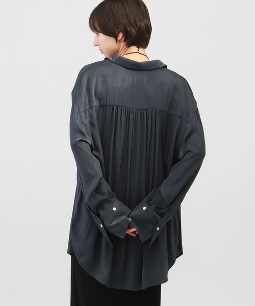 A part by(アパートバイ)の「【袖口2WAY】サテンルーズシャツ(シャツ/ブラウス・レディース・ベージュ/ネイビー/アイボリー・FREE)」の15枚目の写真