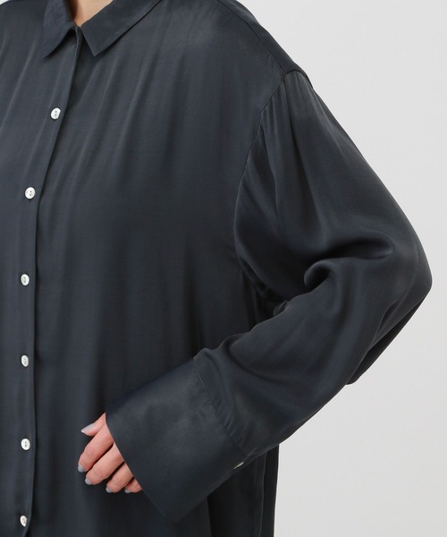 A part by(アパートバイ)の「【袖口2WAY】サテンルーズシャツ(シャツ/ブラウス・レディース・ベージュ/ネイビー/アイボリー・FREE)」の20枚目の写真