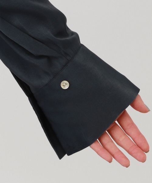 A part by(アパートバイ)の「【袖口2WAY】サテンルーズシャツ(シャツ/ブラウス・レディース・ベージュ/ネイビー/アイボリー・FREE)」の21枚目の写真