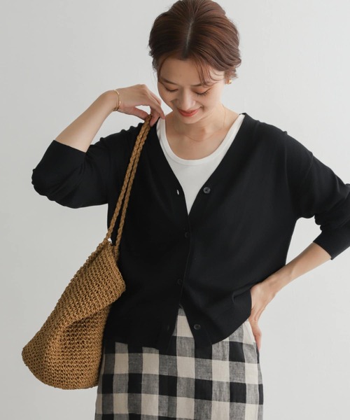 URBAN RESEARCH DOORS（アーバンリサーチドアーズ）の「ハイツイストコットンVネックカーディガン（カーディガン/ボレロ・レディース・ブラック/ブラウン/グレー・MEDIUM）」の2枚目の写真