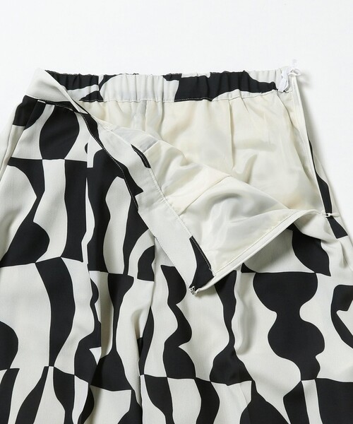 Ray BEAMS（レイビームス）の「Ray BEAMS / ジオメトリック プリント パンツ（その他パンツ・レディース・ロイヤルブルー/ブラック・0/1）」の20枚目の写真