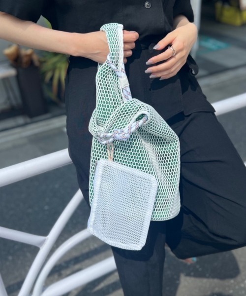 LOWELL things（ロウェル　シングス）の「【ミニポーチ付き】メッシュホーボー2WAYBAG（トートバッグ・レディース・ベージュ/ブラック/グリーン・フリー）」の3枚目の写真
