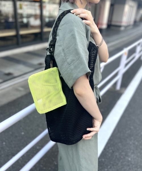 LOWELL things（ロウェル　シングス）の「【ミニポーチ付き】メッシュホーボー2WAYBAG（トートバッグ・レディース・ベージュ/ブラック/グリーン・フリー）」の10枚目の写真