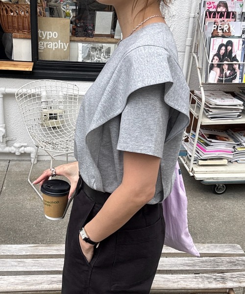 ISOOK(アイスー)の「【総合ランキング1位獲得】ラッフルショルダーTシャツ(chiica select) / ラッフルスリーブ フレアスリーブ プルオーバー ブラウス 半袖 無地 ボーダー(Tシャツ/カットソー・レディース・ブラック/ホワイト/ホワイト×ブラック/ホワイト×ブルー/グレー・FREE/S)」の17枚目の写真