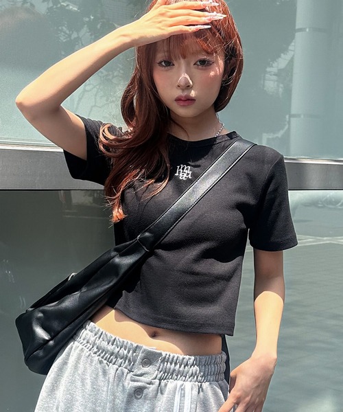 muahmuah(ムーアムーア)の「A'GEM/9 × .kom『muah muah/ムーアムーア』 SIGNATURE CROP HALF T-SHIRT/シグネチャークロップ 半袖 Tシャツ カットソー(Tシャツ/カットソー・レディース・ホワイト/ブラック・FREE)」の2枚目の写真