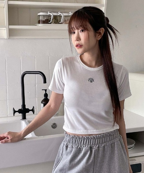 muahmuah(ムーアムーア)の「A'GEM/9 × .kom『muah muah/ムーアムーア』 SIGNATURE CROP HALF T-SHIRT/シグネチャークロップ 半袖 Tシャツ カットソー(Tシャツ/カットソー・レディース・ホワイト/ブラック・FREE)」の3枚目の写真