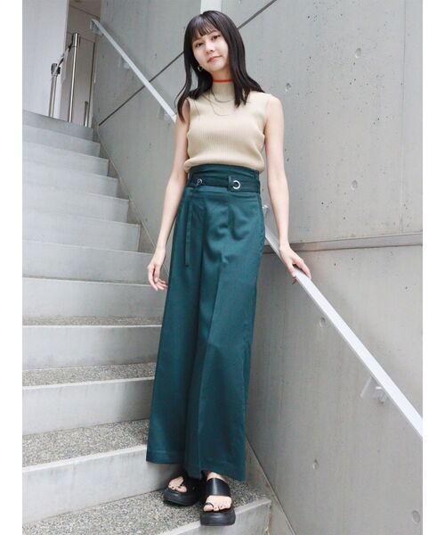 MURUA（ムルーア）の「ナローベルトワイドパンツ（その他パンツ・レディース・グリーン/ライトグレー・2/1）」の10枚目の写真