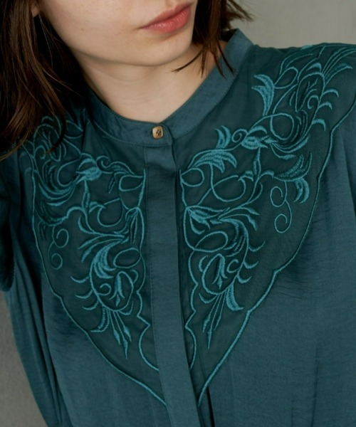 Unitage(ユニテージ)の「ヴィンテージ調刺繍ブラウス(シャツ/ブラウス・レディース・ダークグリーン/アイボリー・FREE)」の17枚目の写真