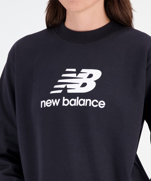 NEW BALANCE(ニューバランス)の「NB Essentials スタックドロゴ スウェットクルー(スウェット・レディース・ライトグレー/ブラック/カーキ/ブラウン・SMALL/MEDIUM/X-LARGE/LARGE)」の13枚目の写真