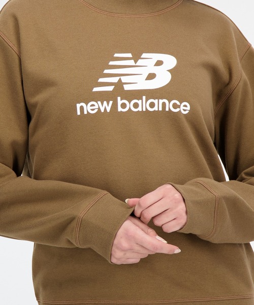 NEW BALANCE(ニューバランス)の「NB Essentials スタックドロゴ スウェットクルー(スウェット・レディース・ライトグレー/ブラック/カーキ/ブラウン・SMALL/MEDIUM/X-LARGE/LARGE)」の18枚目の写真