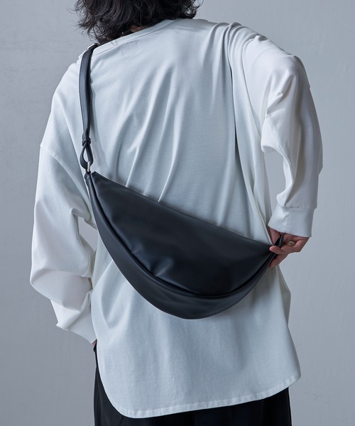 Lui's（ルイス）の「シンセティックレザーバナナショルダーバッグ（ショルダーバッグ・メンズ・ブラック・FREE）」の2枚目の写真