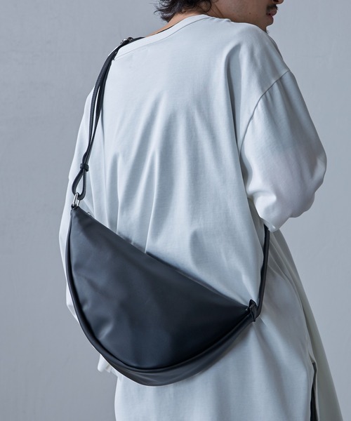 Lui's（ルイス）の「シンセティックレザーバナナショルダーバッグ（ショルダーバッグ・メンズ・ブラック・FREE）」の4枚目の写真