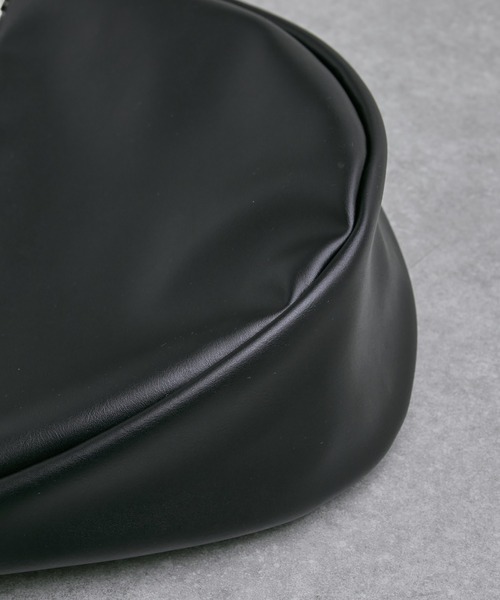 Lui's（ルイス）の「シンセティックレザーバナナショルダーバッグ（ショルダーバッグ・メンズ・ブラック・FREE）」の8枚目の写真