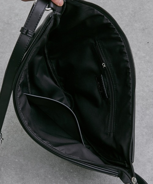 Lui's（ルイス）の「シンセティックレザーバナナショルダーバッグ（ショルダーバッグ・メンズ・ブラック・FREE）」の6枚目の写真