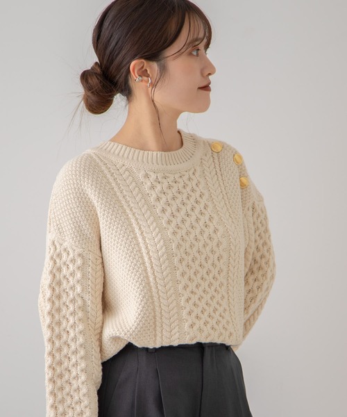 HEYUMM（ヘユム）の「メタルボタンケーブルセーター（ニット/セーター・レディース・アイボリー/ネイビー/レッド・ONE）」の14枚目の写真