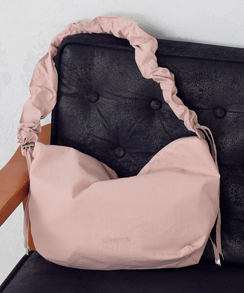 MONO　COMME CA（モノコムサ）の「ギャザーショルダー（ショルダーバッグ・レディース・オフホワイト/ブラック/ライトグレー/ピンク・FREE）」の4枚目の写真