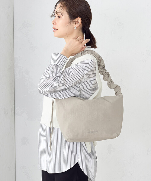 MONO　COMME CA（モノコムサ）の「ギャザーショルダー（ショルダーバッグ・レディース・オフホワイト/ブラック/ライトグレー/ピンク・FREE）」の12枚目の写真