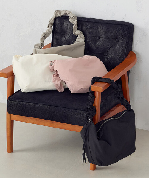 MONO　COMME CA（モノコムサ）の「ギャザーショルダー（ショルダーバッグ・レディース・オフホワイト/ブラック/ライトグレー/ピンク・FREE）」の21枚目の写真