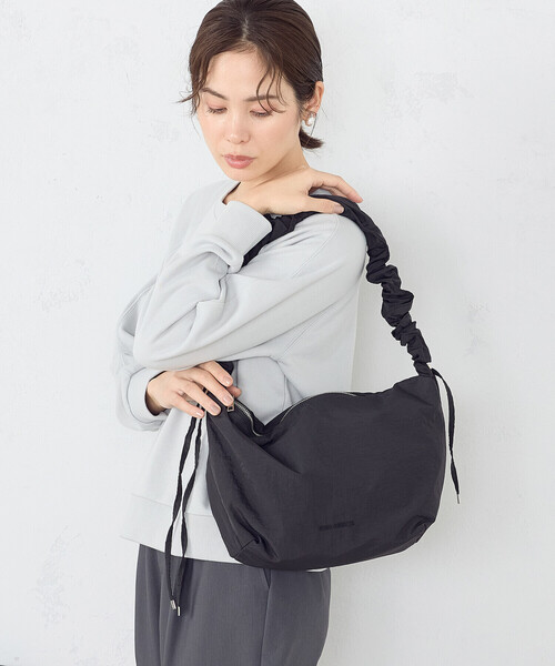 MONO　COMME CA（モノコムサ）の「ギャザーショルダー（ショルダーバッグ・レディース・オフホワイト/ブラック/ライトグレー/ピンク・FREE）」の2枚目の写真