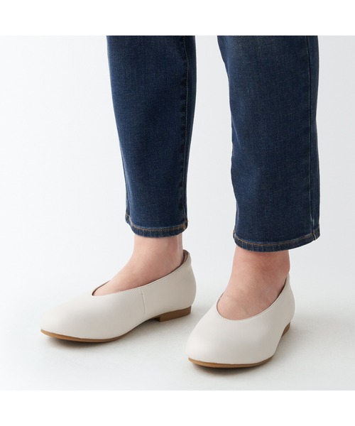 無印良品(ムジルシリョウヒン)の「婦人 疲れにくい レザー深履きシューズ(その他シューズ・レディース・オフホワイト/ブラック・24.0cm/23.5cm/23.0cm/22.5cm/25.0cm/24.5cm)」の9枚目の写真