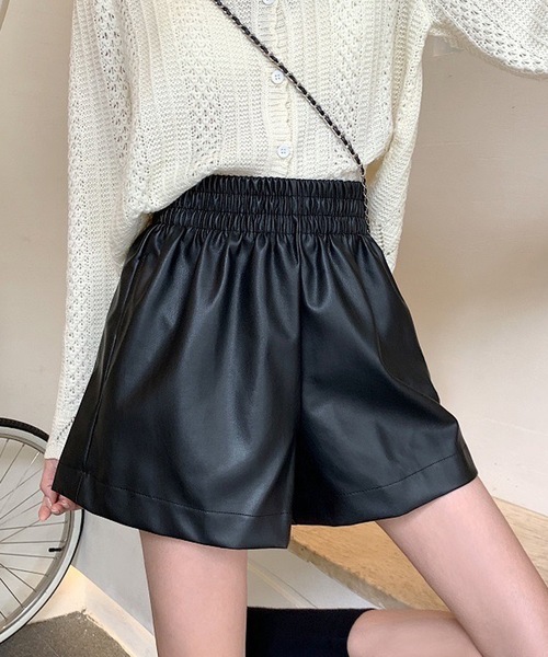 shopnikoniko（ショップニコニコ）の「合成皮革 ハイウエスト ショートパンツ（その他パンツ・レディース・ブラウン/ブラック・フリー）」の6枚目の写真