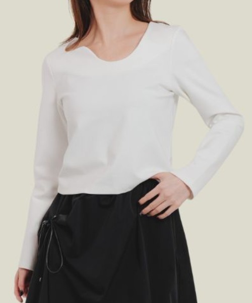 LEANN MOMENT(リーンモーメント)の「Curve neck tops(Tシャツ/カットソー・レディース・ホワイト/ブラック・フリー)」の1枚目の写真