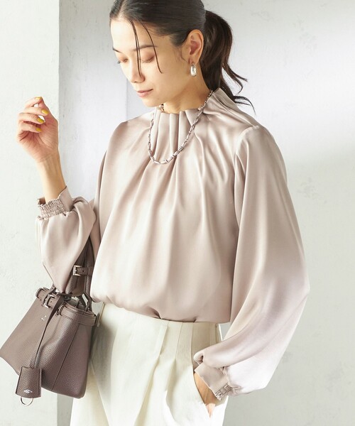 SHIPS（シップス）の「【一部WEB限定】〈手洗い可能〉ヴィンテージ サテン ネック ギャザー ブラウス（シャツ/ブラウス・レディース・ナチュラル/ピンク/ネイビー/ライトブルー/ピンク系/ベージュ・ONE SIZE）」の2枚目の写真