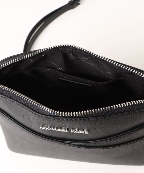 MICHAEL KORS（マイケルコース）の「JET SET TRAVEL ドーム クロスボディ ミディアム（ショルダーバッグ・レディース・ブラック・FREE）」の3枚目の写真