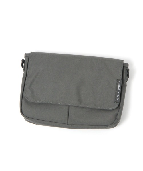 LAKOLE（ラコレ）の「ポータブルケース(A5) / 110447（PC・タブレットケース・レディース・チャコール/アイボリー・FREE）」の2枚目の写真