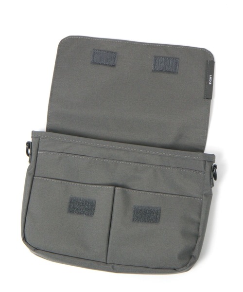 LAKOLE（ラコレ）の「ポータブルケース(A5) / 110447（PC・タブレットケース・レディース・チャコール/アイボリー・FREE）」の5枚目の写真