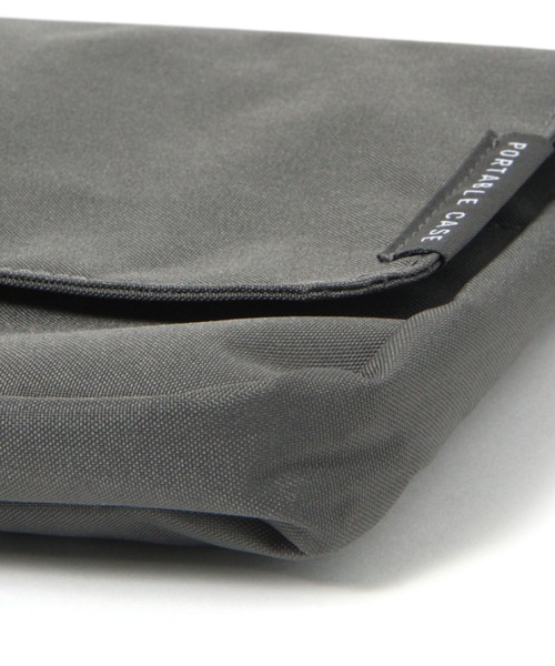 LAKOLE（ラコレ）の「ポータブルケース(A5) / 110447（PC・タブレットケース・レディース・チャコール/アイボリー・FREE）」の9枚目の写真