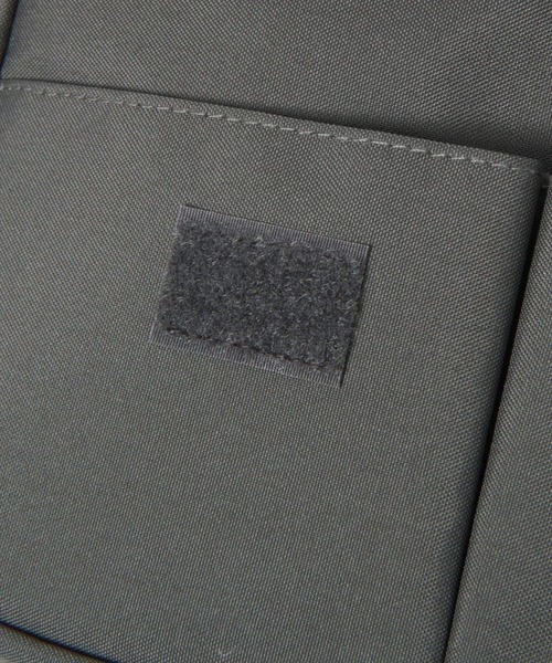 LAKOLE（ラコレ）の「ポータブルケース(A5) / 110447（PC・タブレットケース・レディース・チャコール/アイボリー・FREE）」の10枚目の写真