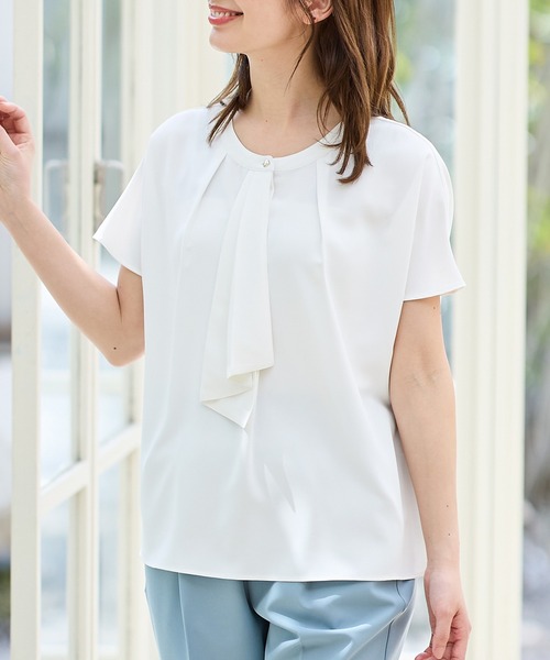 Honeys(ハニーズ)の「フレンチボウタイブラウス(シャツ/ブラウス・レディース・ホワイト/ネイビー/マスタード/グリーン/ライトグレー/ホワイト×ブラック・S/M/L/LL/3L)」の2枚目の写真