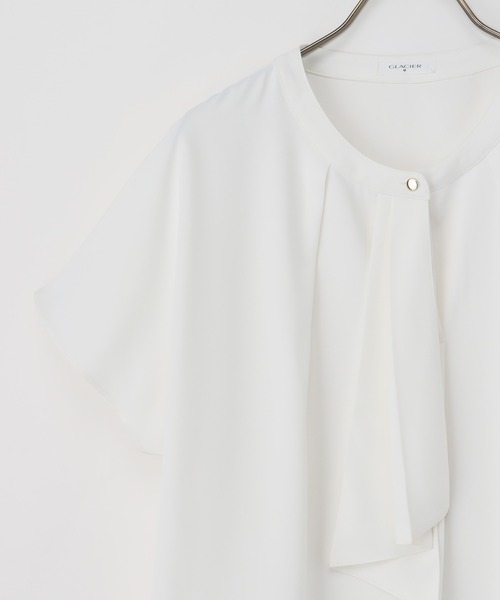 Honeys(ハニーズ)の「フレンチボウタイブラウス(シャツ/ブラウス・レディース・ホワイト/ネイビー/マスタード/グリーン/ライトグレー/ホワイト×ブラック・S/M/L/LL/3L)」の13枚目の写真