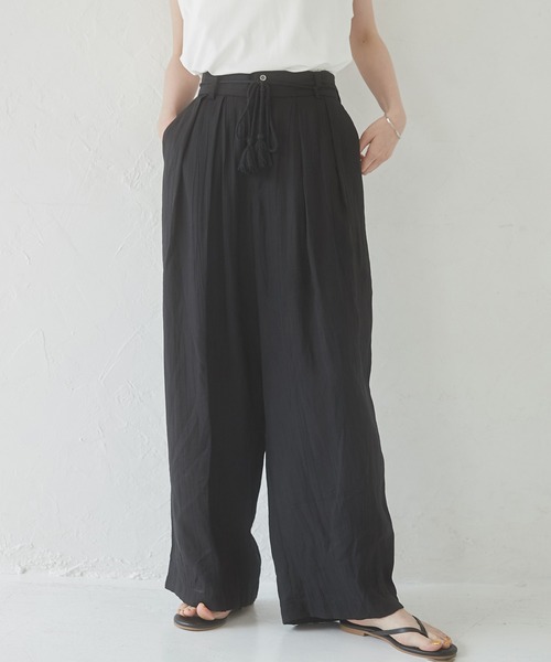 hunch（ハンチ）の「接触冷感タックストレートパンツ（その他パンツ・レディース・ブラック/カーキブラウン/サンドベージュ・FREE）」の2枚目の写真