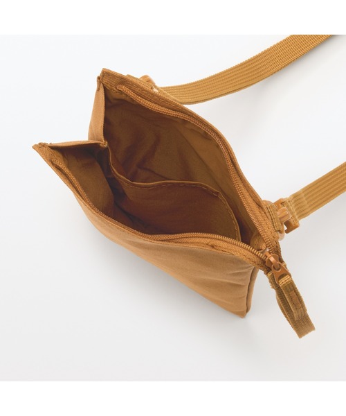 無印良品（ムジルシリョウヒン）の「ポーチとしても使える　撥水ミニサコッシュ（ショルダーバッグ・メンズ・スモークピンク/ライトベージュ/ブラック/マスタード/バーガンディー/チャコールグレー・FREE）」の12枚目の写真