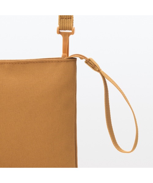 無印良品（ムジルシリョウヒン）の「ポーチとしても使える　撥水ミニサコッシュ（ショルダーバッグ・メンズ・スモークピンク/ライトベージュ/ブラック/マスタード/バーガンディー/チャコールグレー・FREE）」の15枚目の写真